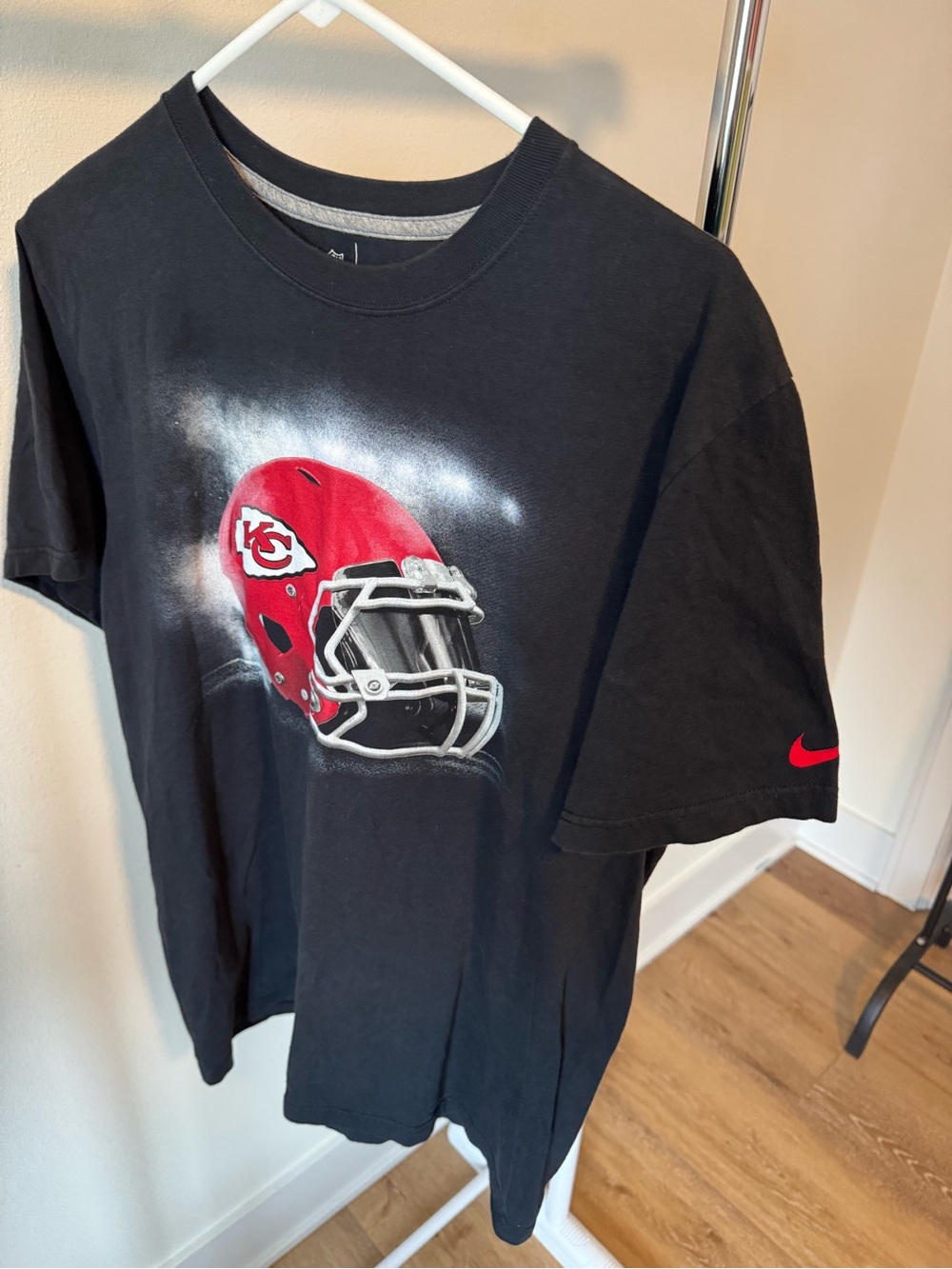 Mens black Nike Kansas City Chiefs helmet graphic t-shirt size Large